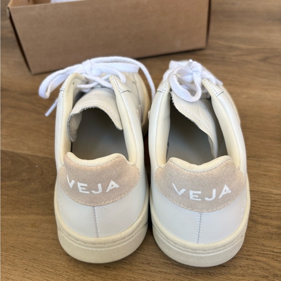 NEW Veja Women’s White Leather V-12 Sneakers with Beige Suede Accents - Picture 4 of 10